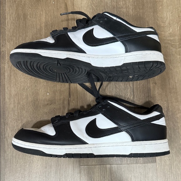Nike Men's Classic Black and White Sneakers - Picture 4 of 14